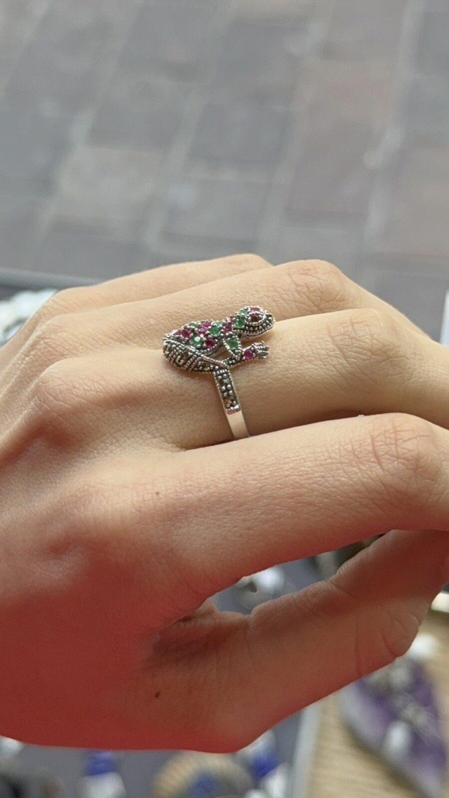 Srebrny pierścionek kolorowa jaszczurka - obrazek 2