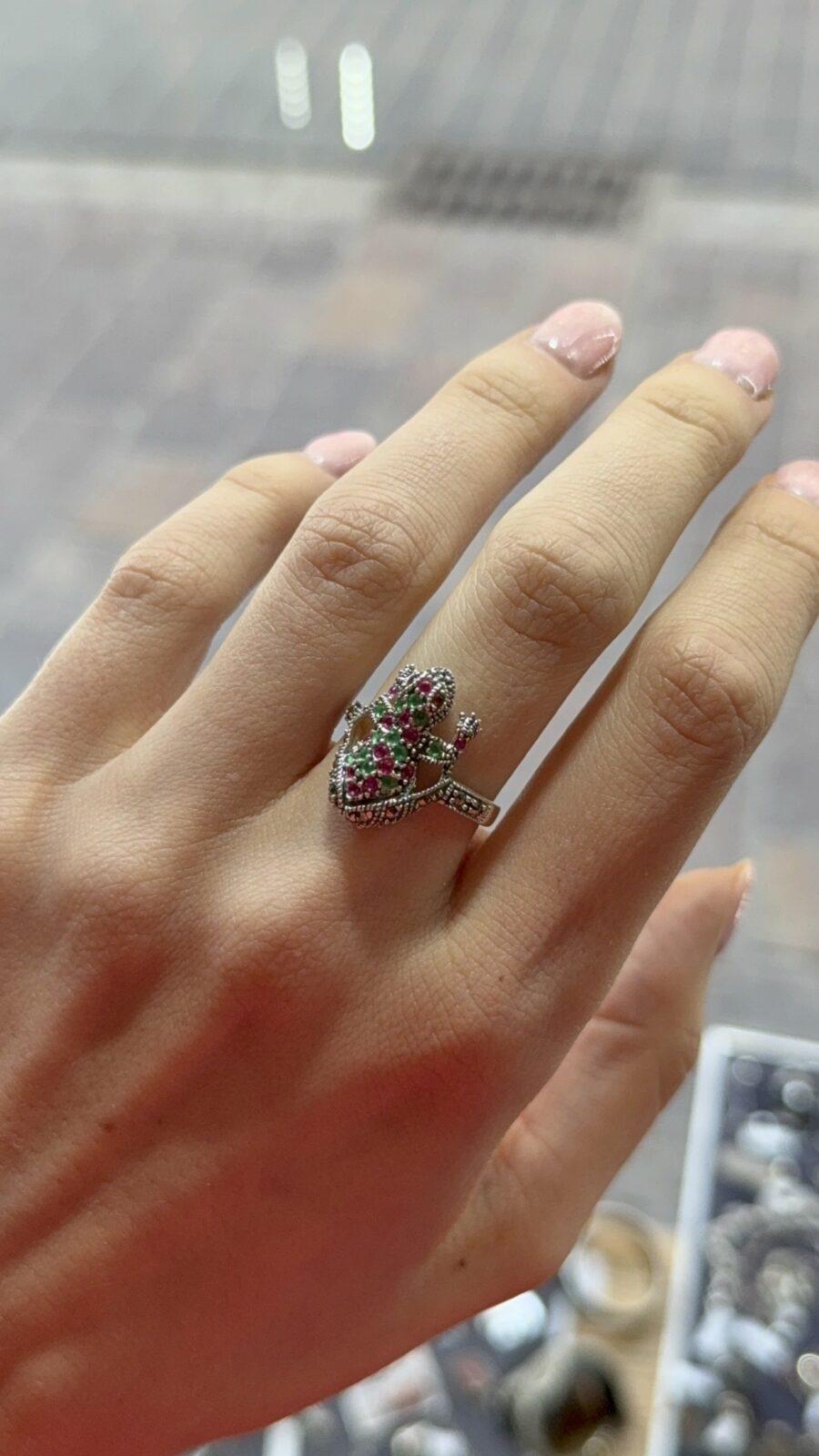 Srebrny pierścionek kolorowa jaszczurka